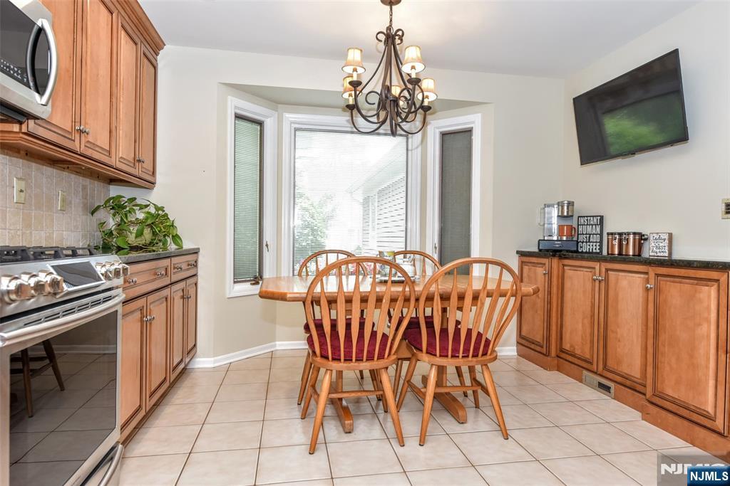 227 Westervelt Lane Mahwah, NJ 07430 - Photo 12 of 48