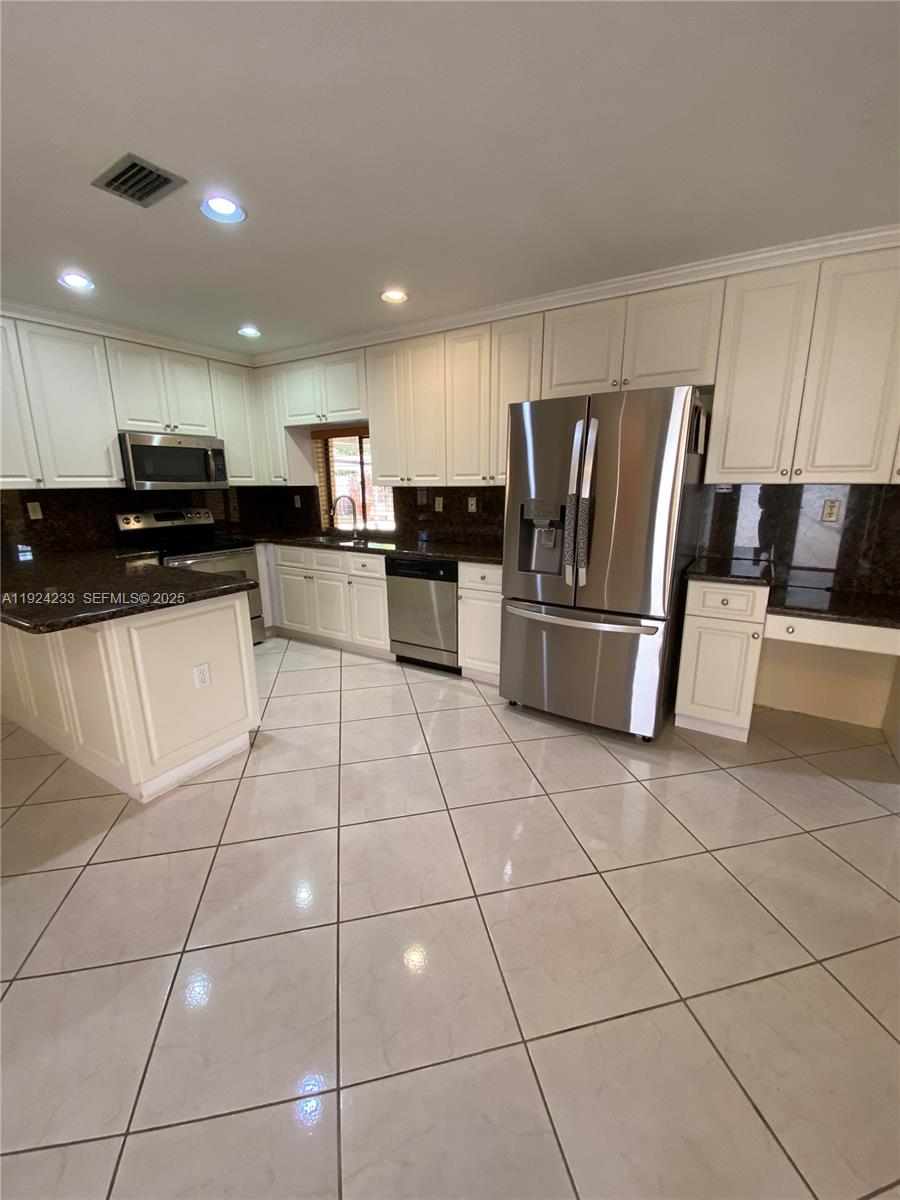 15071 Southwest 44th Terrace Miami, FL 33185 - Photo 13 of 32