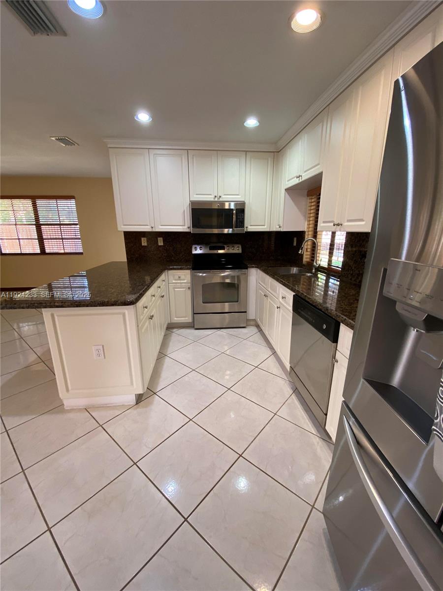 15071 Southwest 44th Terrace Miami, FL 33185 - Photo 14 of 32