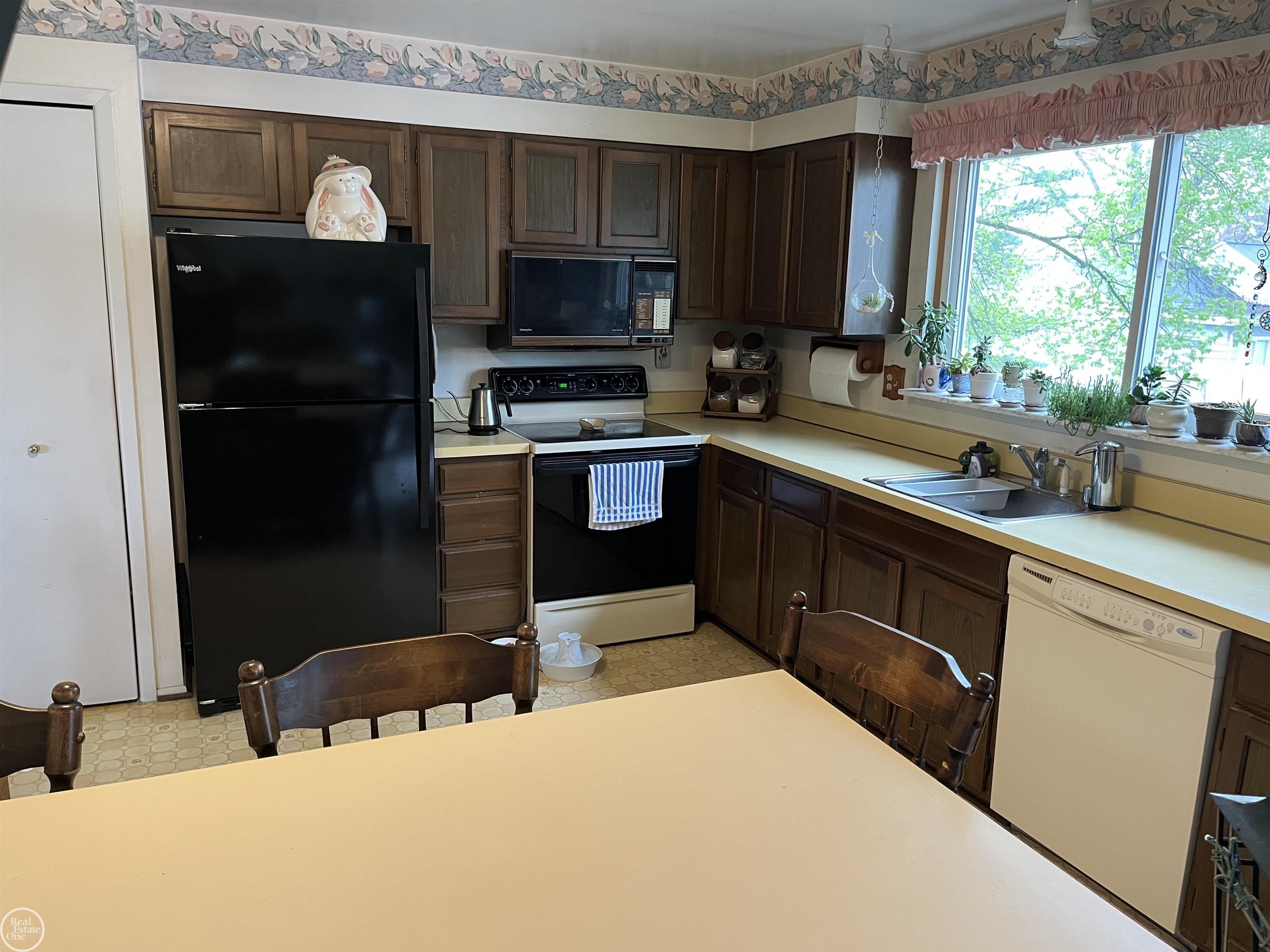 976 Hadley Road Rochester Hills, MI 48307 - Photo 8 of 26