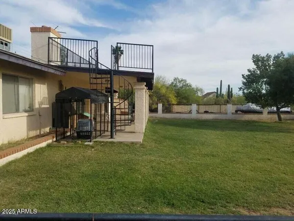 a view of a house with yard and deck