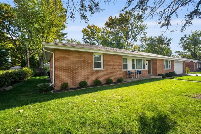 $569,900 | 203 Coldren Drive, Prospect Heights, IL 60070