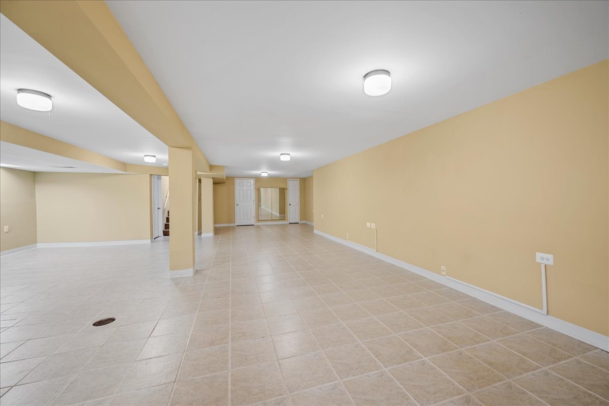 203 Coldren Drive Prospect Heights, IL 60070 - Photo 23 of 31 a view of an empty room