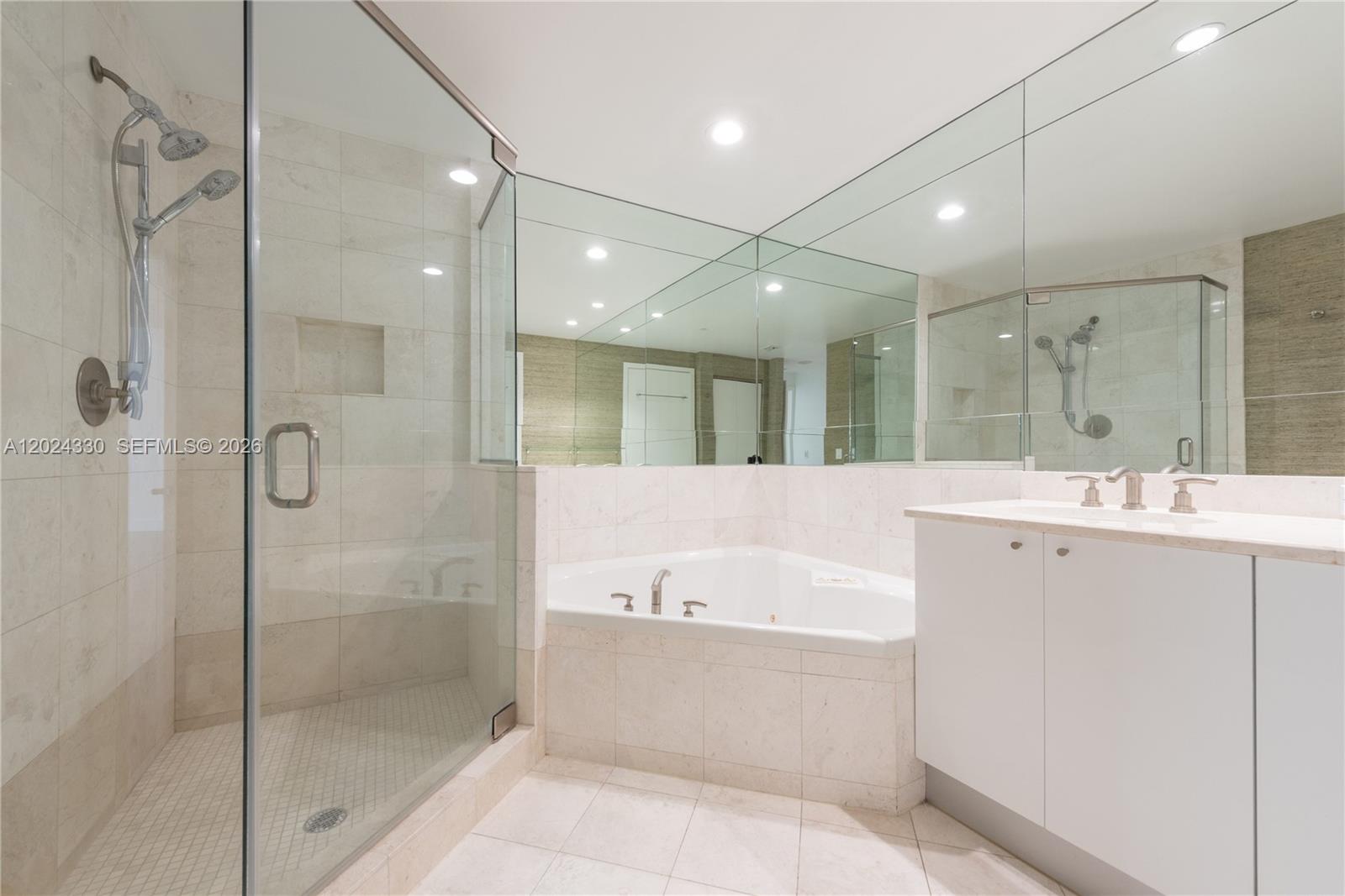 901 Brickell Key Boulevard, Unit 2006 Miami, FL 33131 - Photo 23 of 41 Primary Bathroom