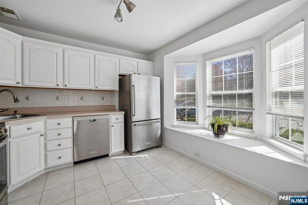 2106 Henry Court Mahwah, NJ 07430 - Photo 7 of 24