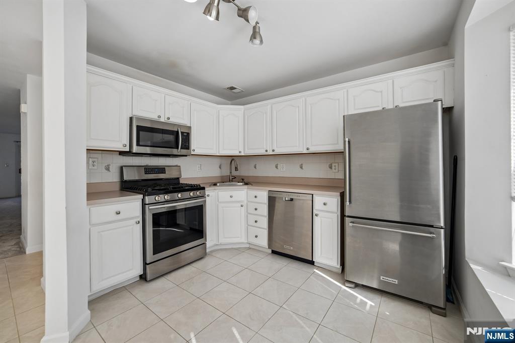 2106 Henry Court Mahwah, NJ 07430 - Photo 8 of 24