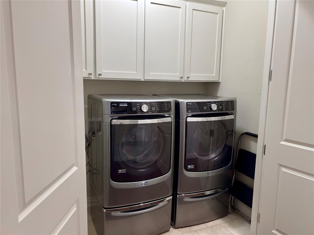 2811 Hood Street, Unit B Dallas, TX 75219 - Photo 25 of 30 a utility room with dryer and washer