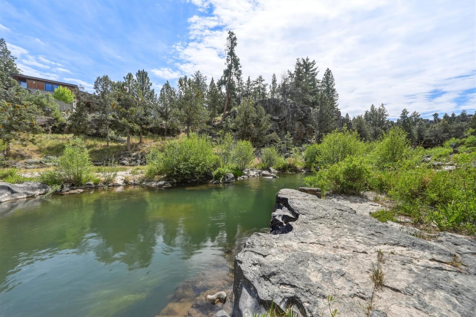 637 Northwest Silver Buckle Road Bend, OR 97703 - Photo 55 of 68 Looking up river.