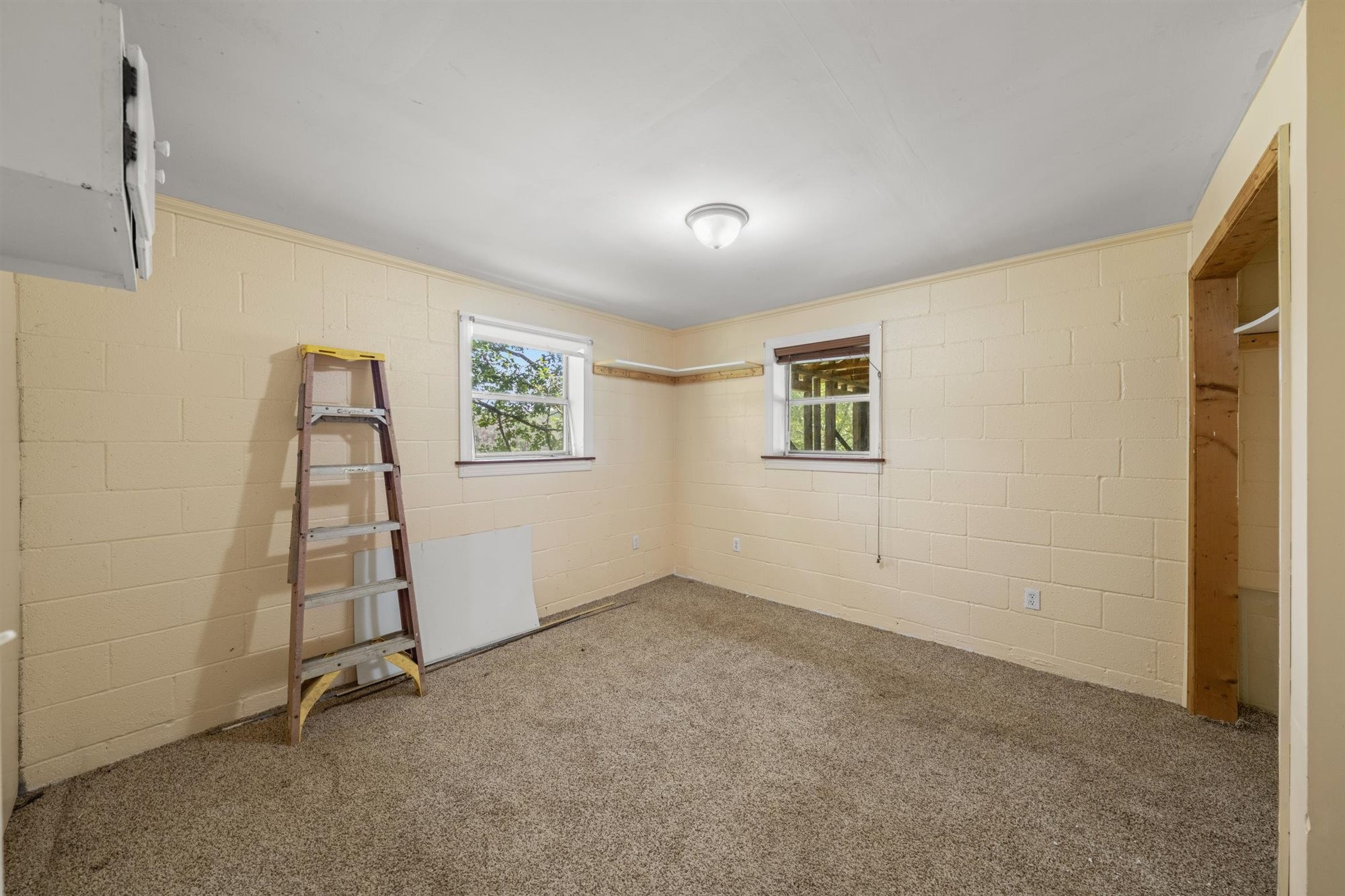 290 Lawson Town Road Crossville, TN 38572 - Photo 28 of 38 an empty room with a window