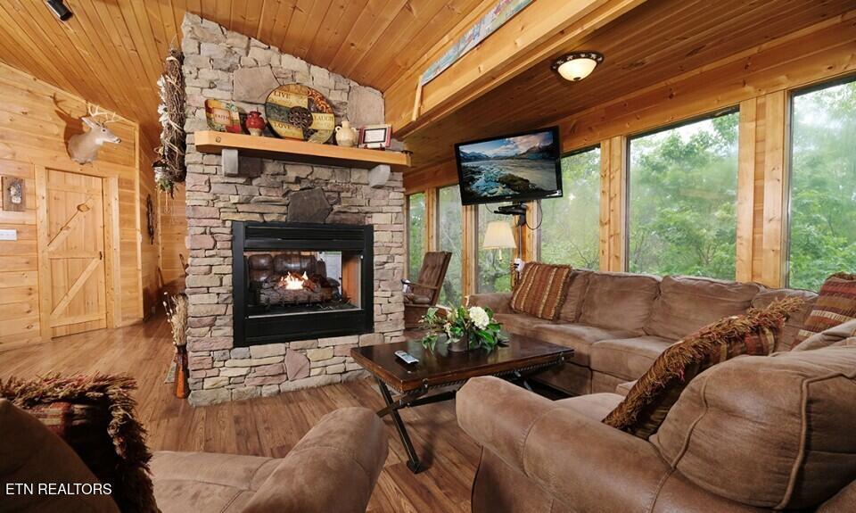 623 Iron Mountain Road Pigeon Forge, TN 37863 - Photo 7 of 45 pigeon-forge-cabin-rocky-top-living-room