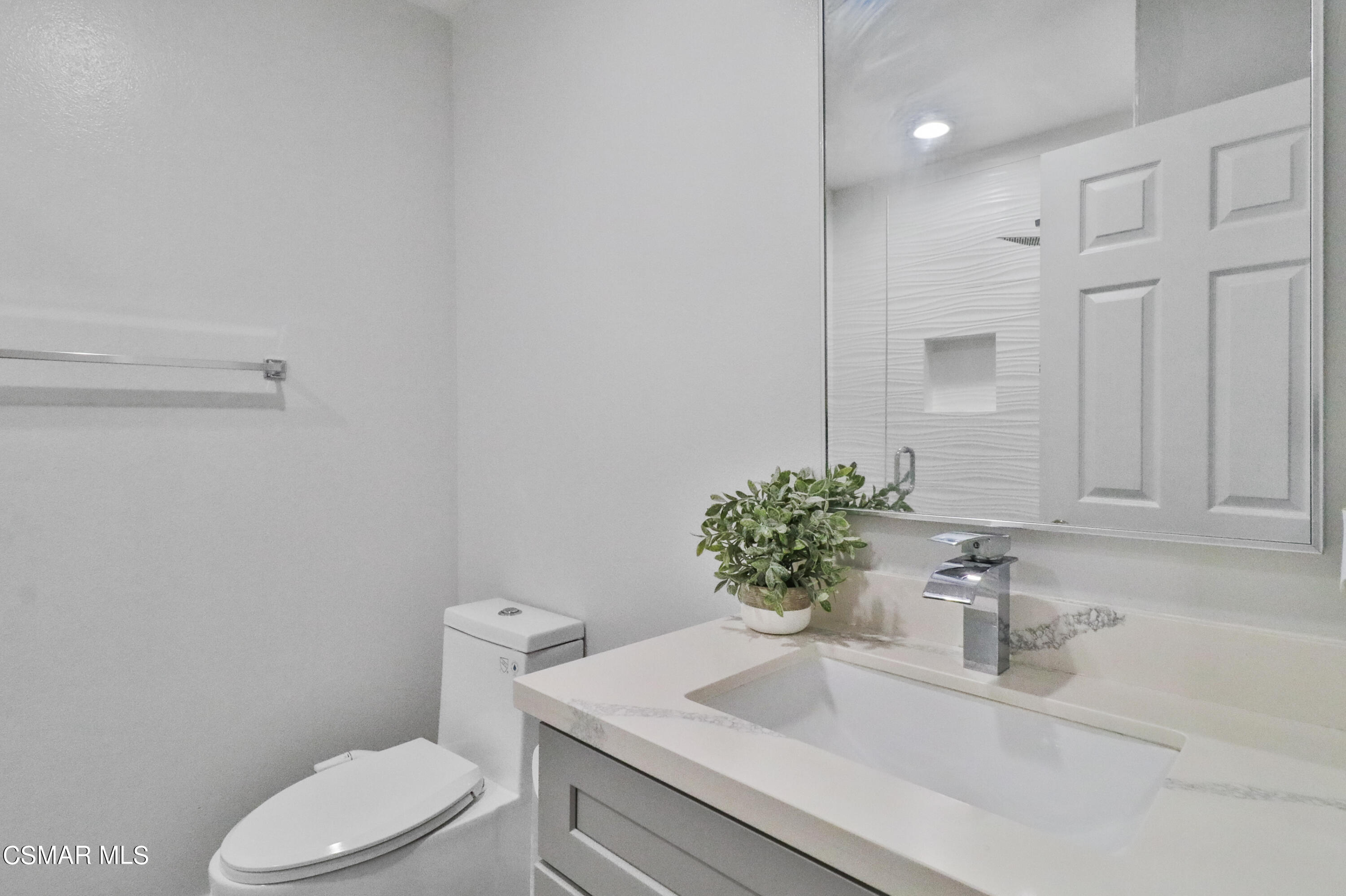 2598 Winthrop Court Simi Valley, CA 93065 - Photo 20 of 33 a bathroom with a sink toilet and a mirror