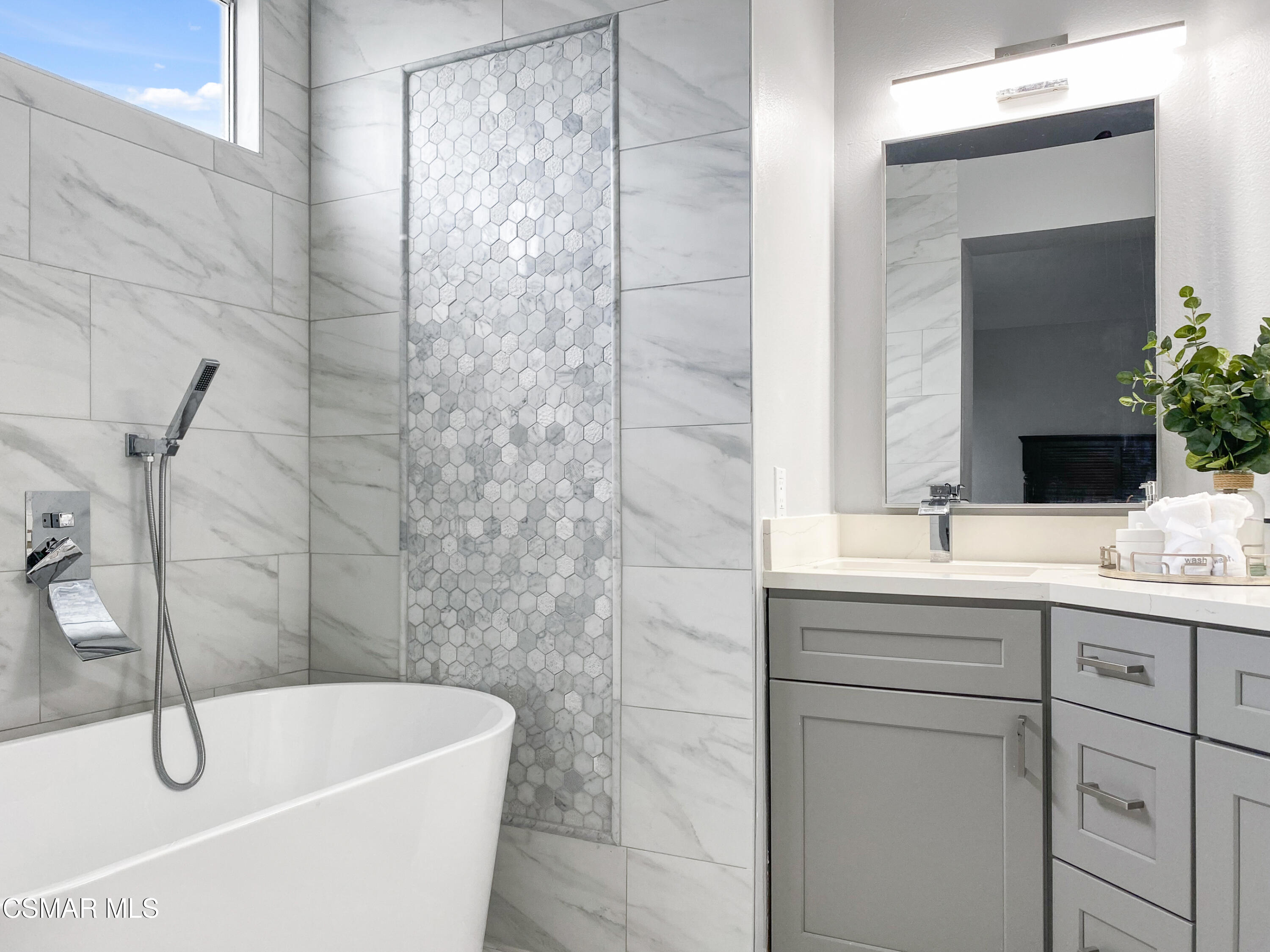 2598 Winthrop Court Simi Valley, CA 93065 - Photo 24 of 33 a bathroom with a sink and a bathtub