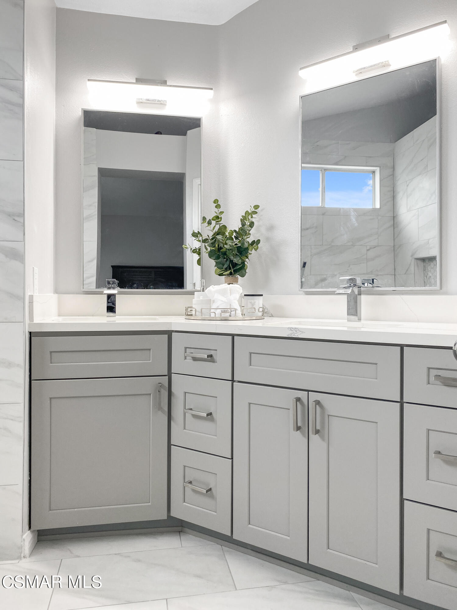 2598 Winthrop Court Simi Valley, CA 93065 - Photo 25 of 33 a bathroom with a sink and a mirror