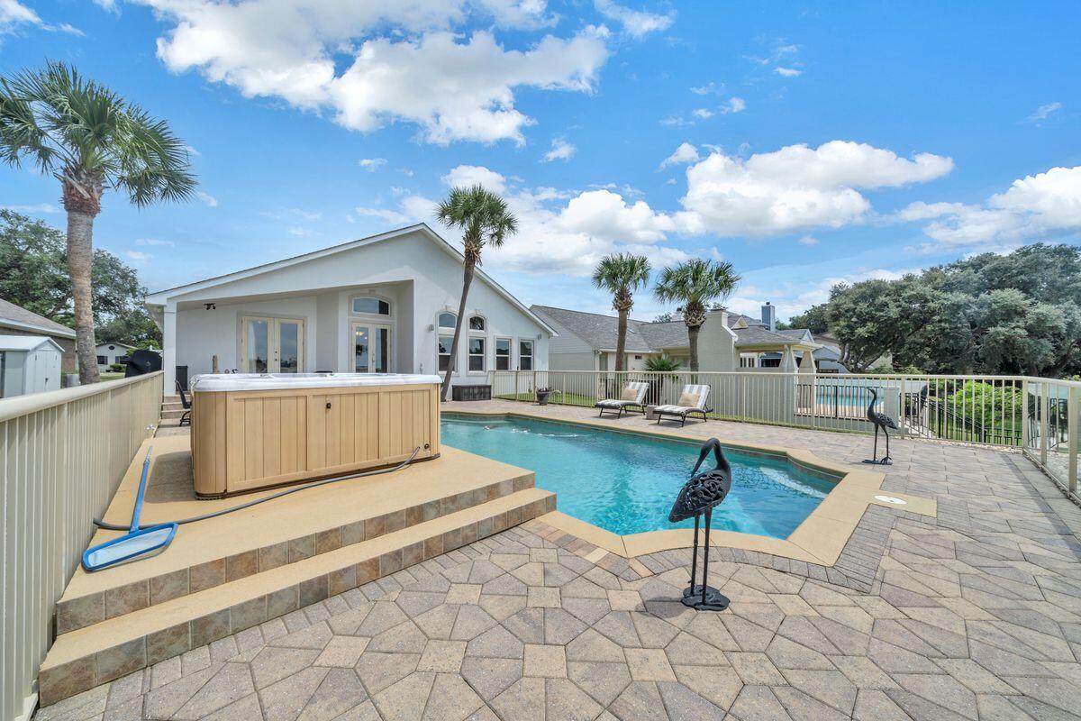 245 Country Club Road Shalimar, FL 32579 - Photo 43 of 46 a living room with furniture
