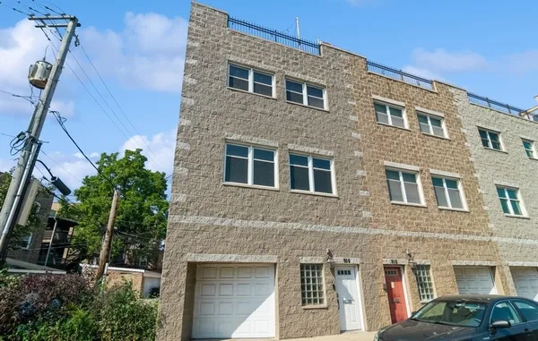 $4,500 | 916 North Elizabeth Street, Chicago, IL 60642