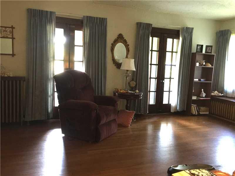 317 Hawthorne Road Pittsburgh, PA 15209 - Photo 5 of 13 Living Room.