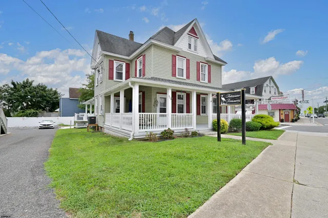 a view of a house with a yard and plants