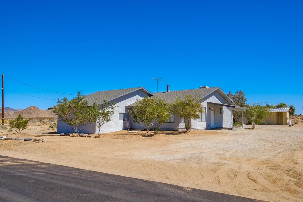 a view of a house with a yard