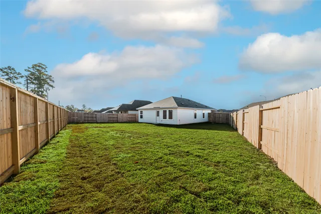 a view of an house with backyard and garden