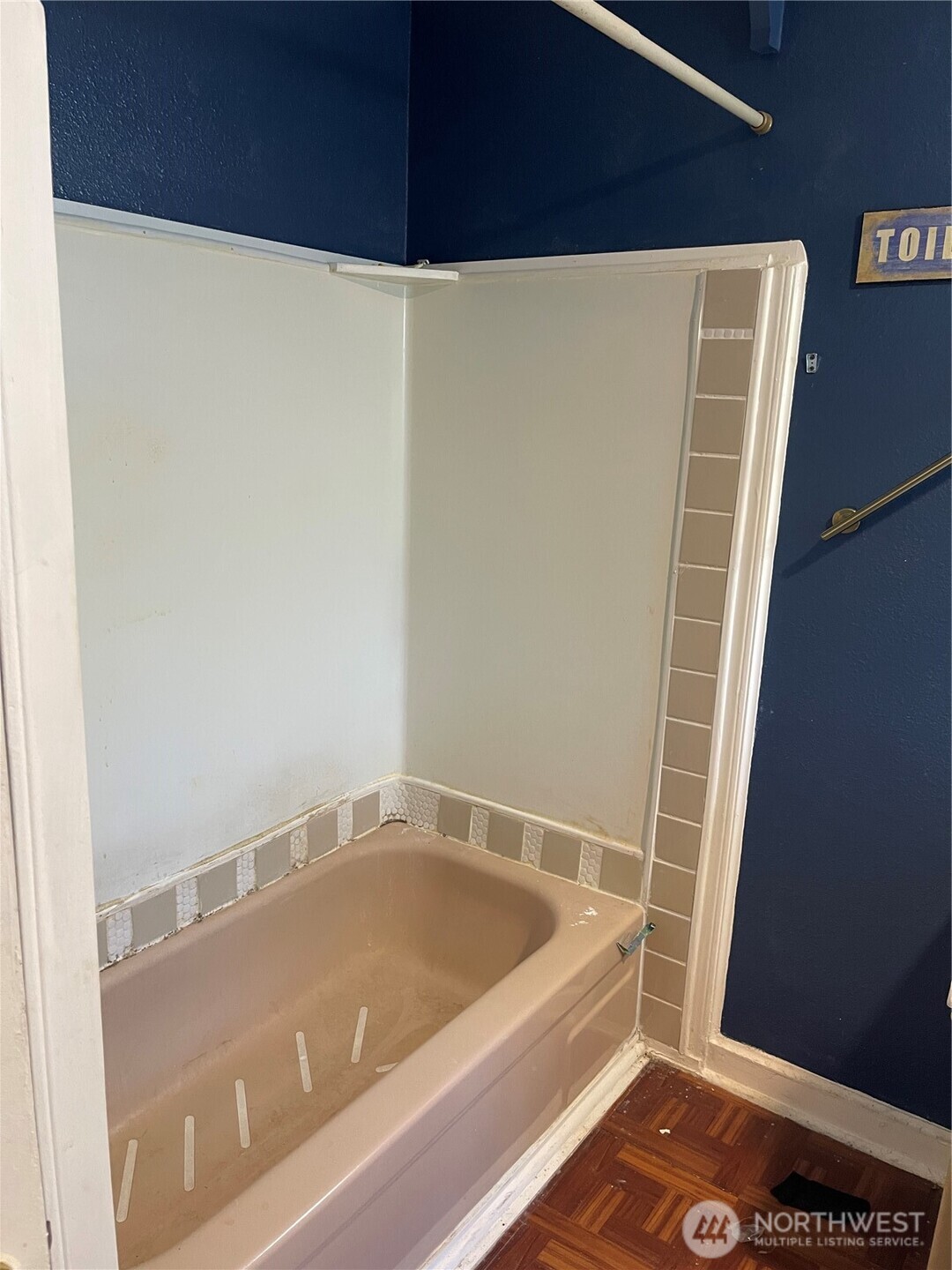16460 Scandia Road Northwest Poulsbo, WA 98370 - Photo 11 of 33 a bathroom with a bathtub