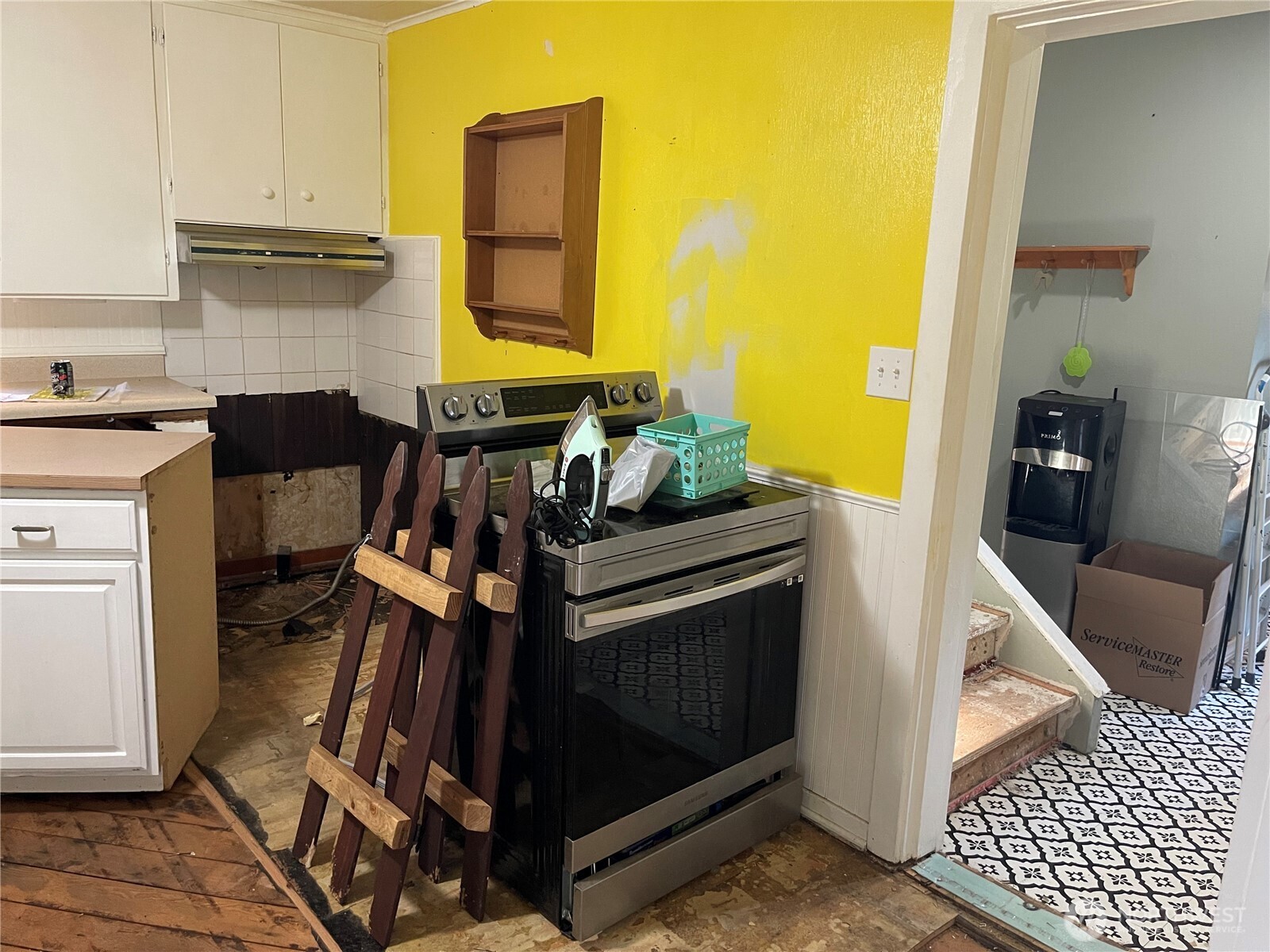 16460 Scandia Road Northwest Poulsbo, WA 98370 - Photo 15 of 33 a kitchen with stainless steel appliances granite countertop a stove a sink and a refrigerator