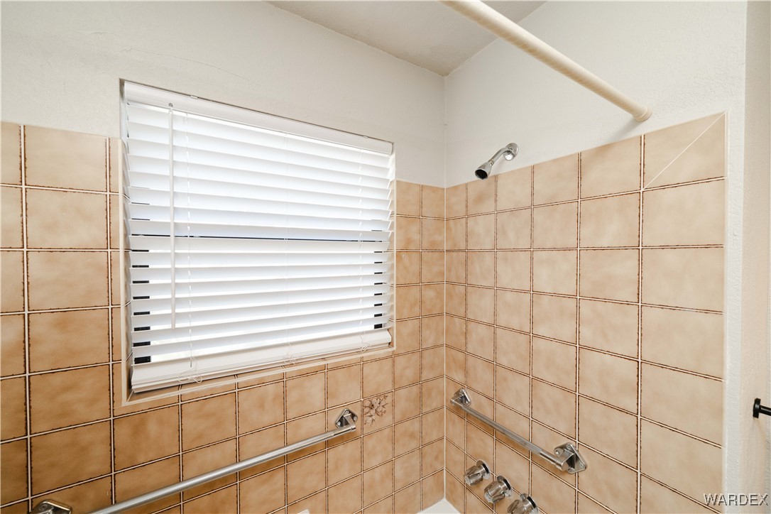 2063 East Sundown Road Kingman, AZ 86409 - Photo 19 of 40 Full bath featuring shower / bathtub combination