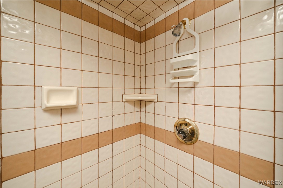 2063 East Sundown Road Kingman, AZ 86409 - Photo 31 of 40 Bathroom featuring a tile shower