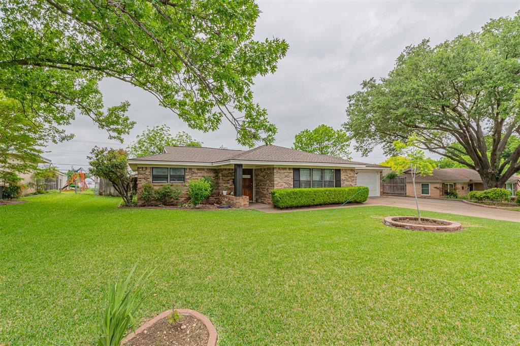 3924 Westerly Road Benbrook, TX 76116 - Photo 3 of 32
