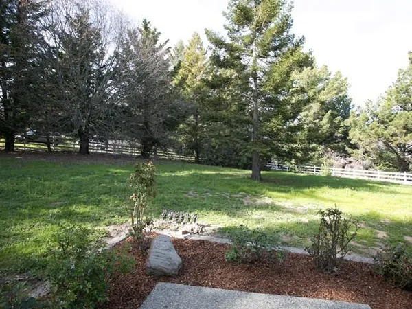 a view of a house with backyard