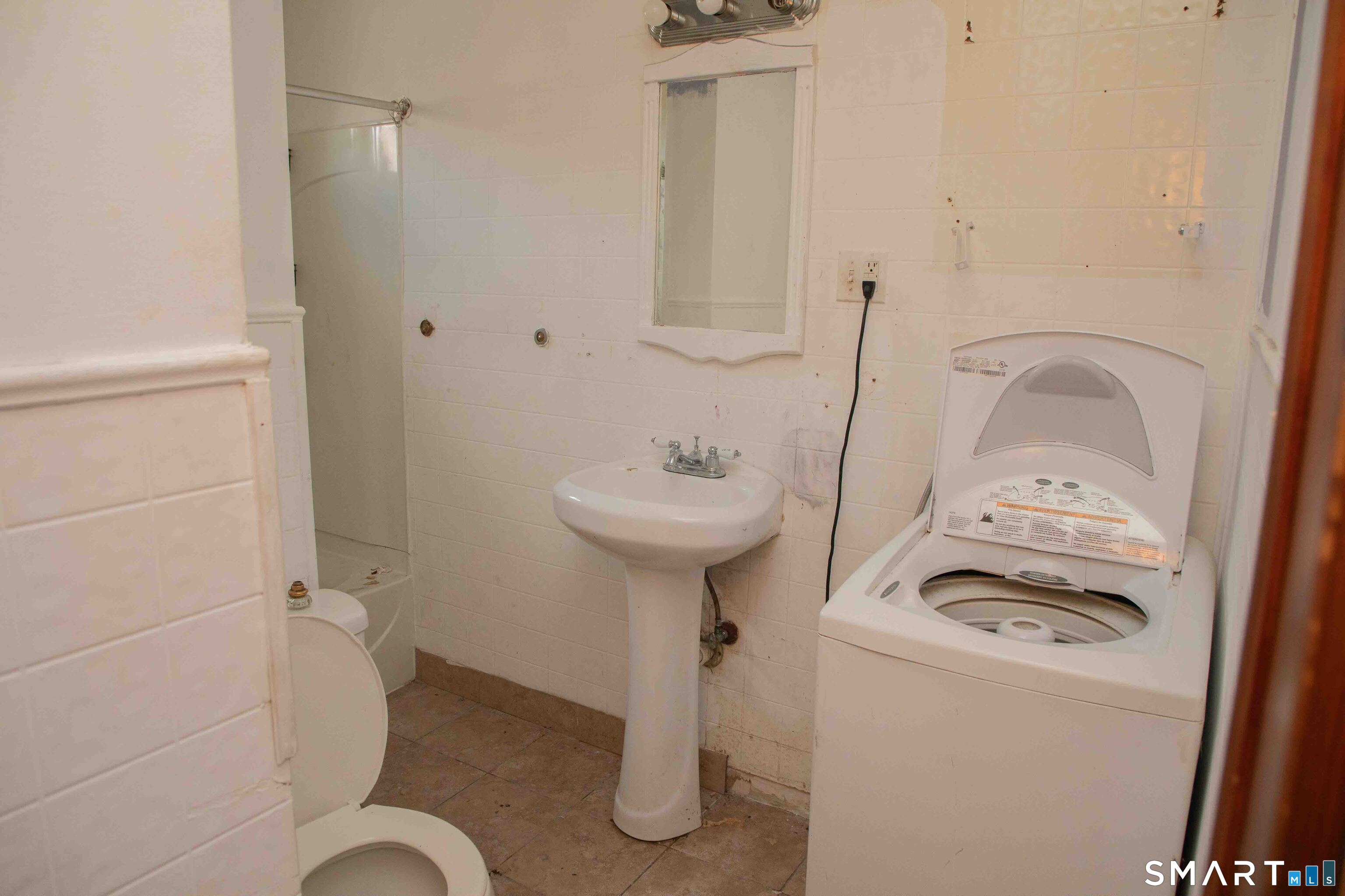 376 Broad Street New Britain, CT 06053 - Photo 32 of 39 Third Floor Bathroom