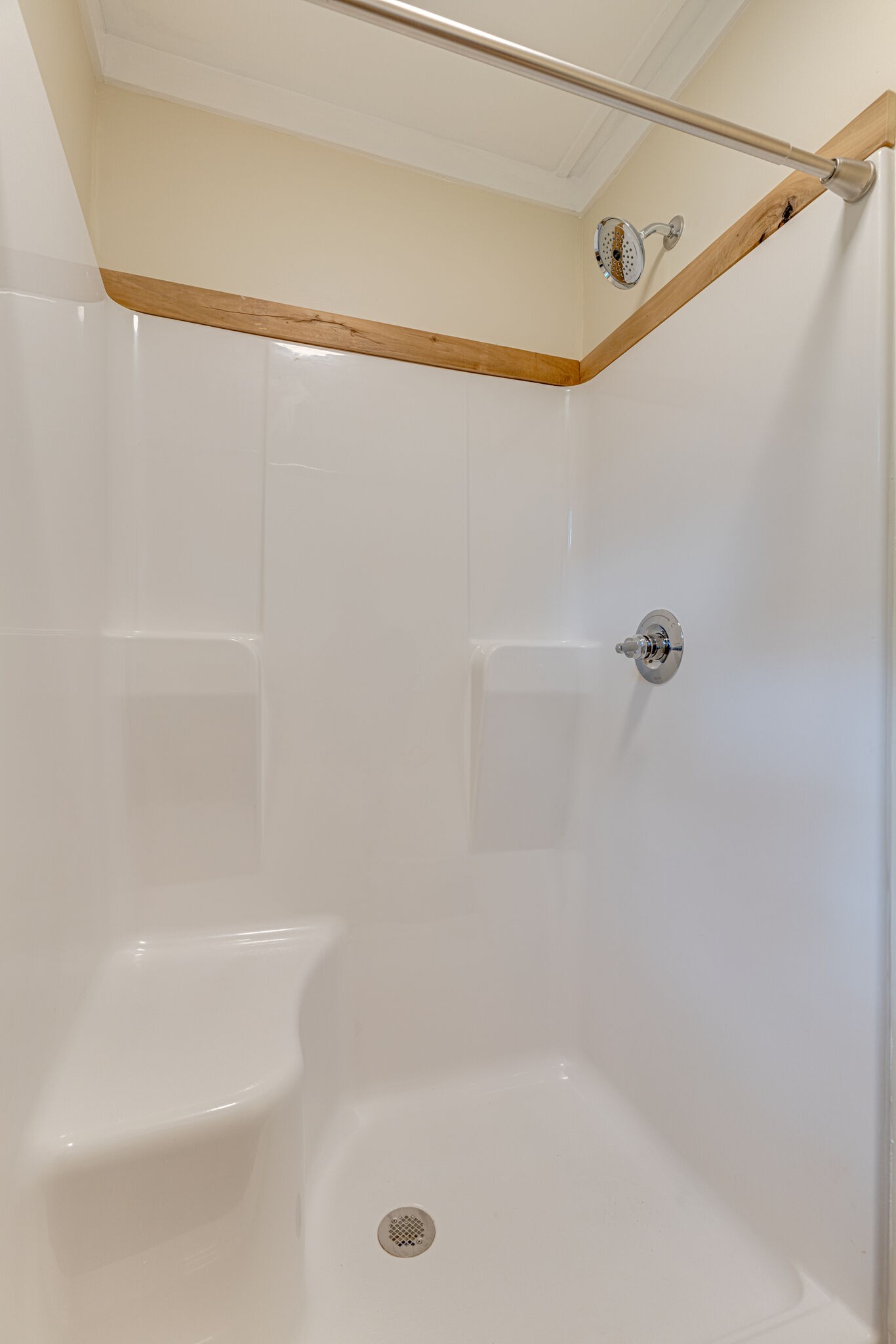 7357 Peaceful Acres Road Greenbrier, TN 37073 - Photo 15 of 27 a close up of a bathtub