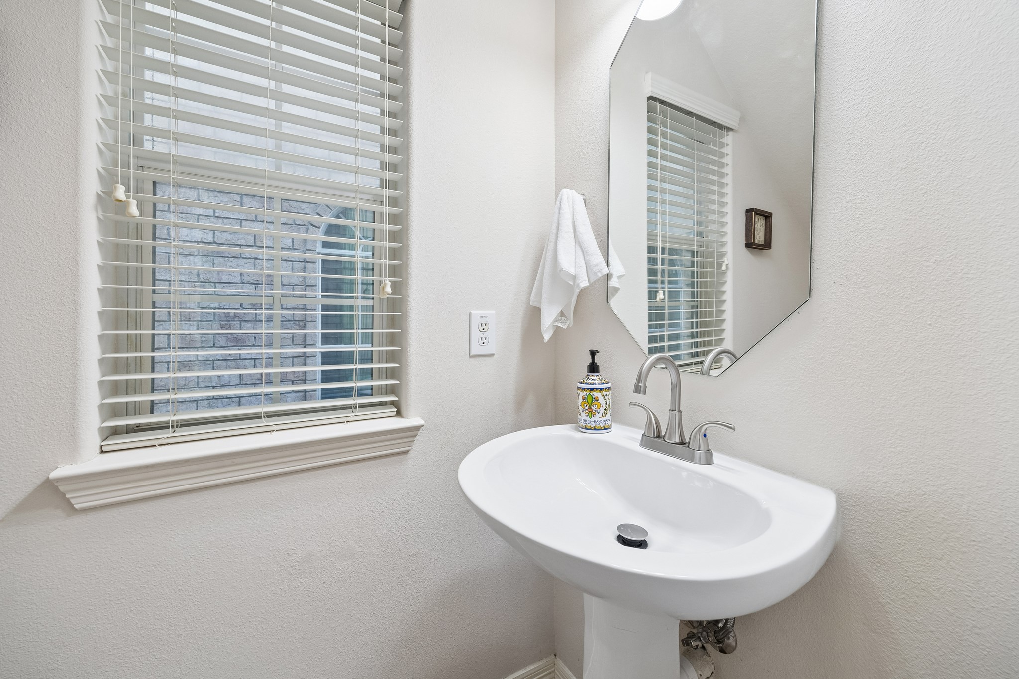 7618 North Linpar Court Houston, TX 77040 - Photo 23 of 34 The First Floor Half bath is perfect for Guest.
