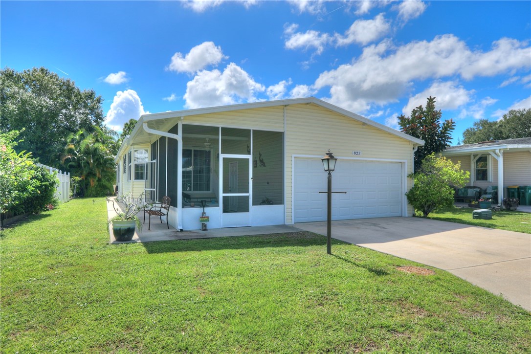 a view of a house with backyard and porch