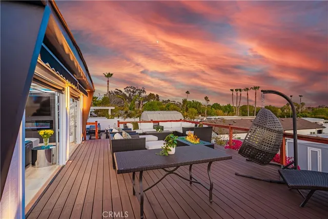 a view of entryway with a workspace