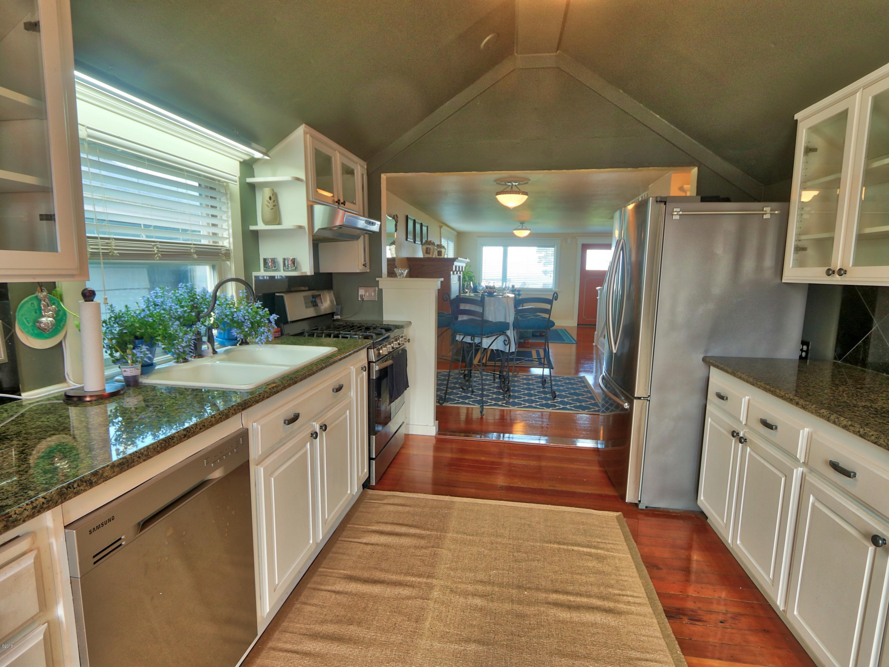47 Southwest Hurbert Street Newport, OR 97365 - Photo 13 of 34 Kitchen