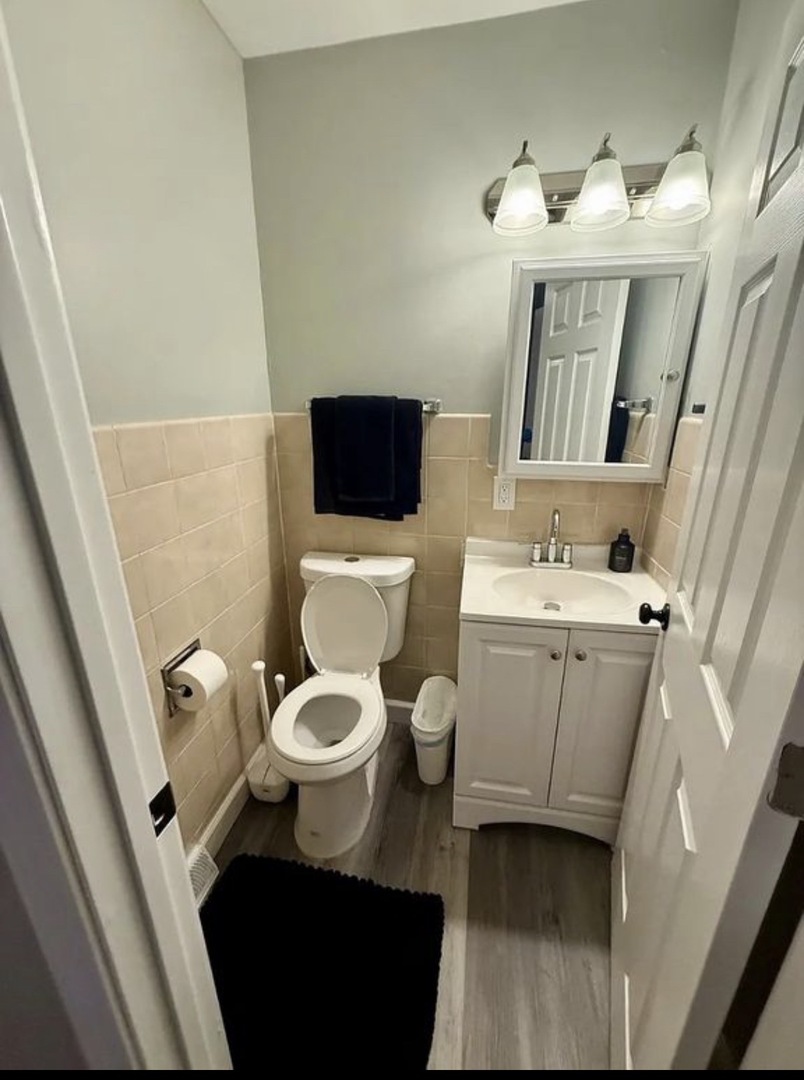 436 Springhill Drive Roselle, IL 60172 - Photo 10 of 11 a bathroom with a toilet sink and mirror