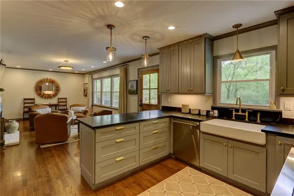 $1,095,000 | 870 Starlight Drive Northeast, Sandy Springs, GA 30342