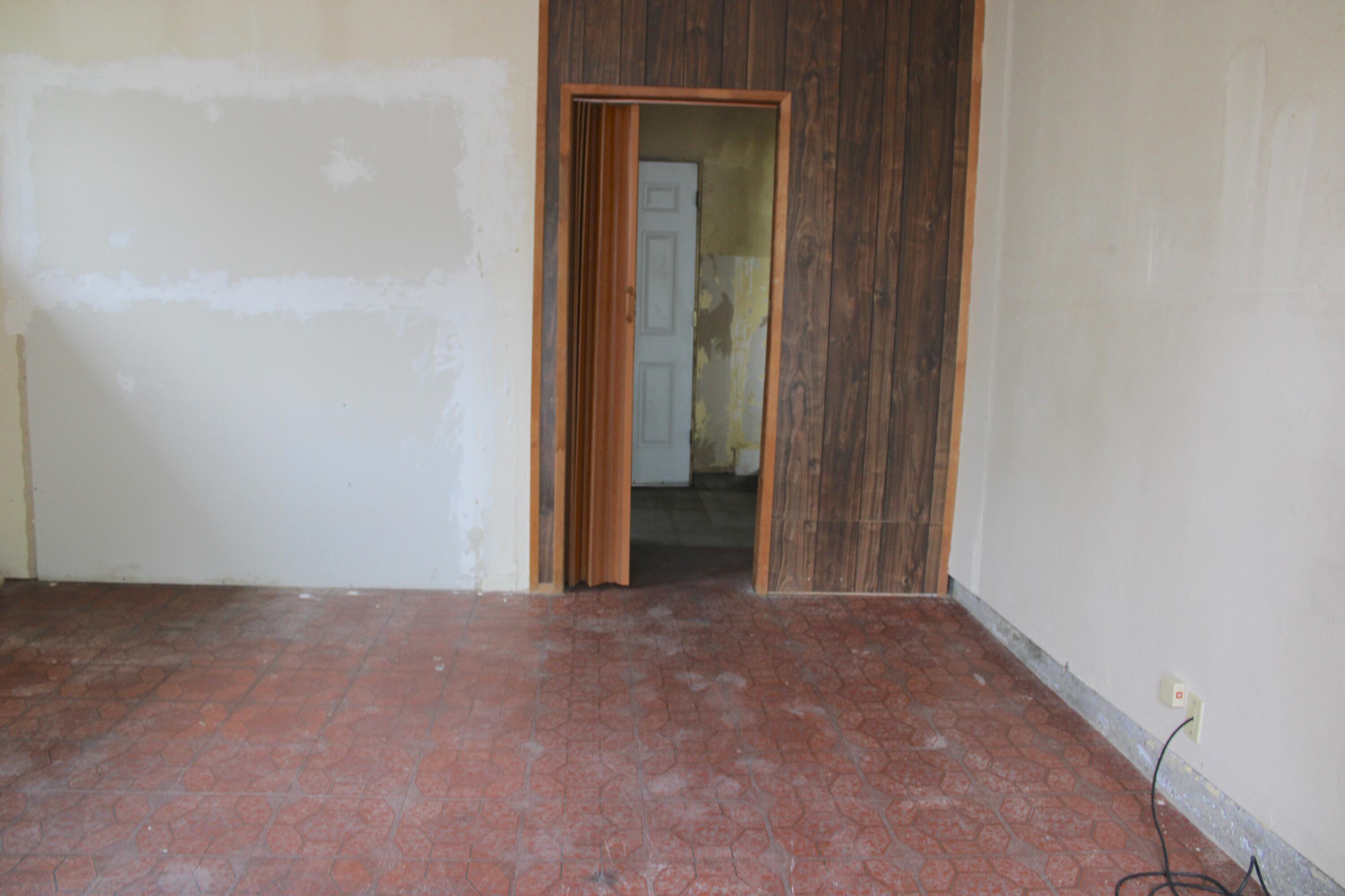 517 South R Street Tulare, CA 93274 - Photo 17 of 21 a view of an empty room and closet