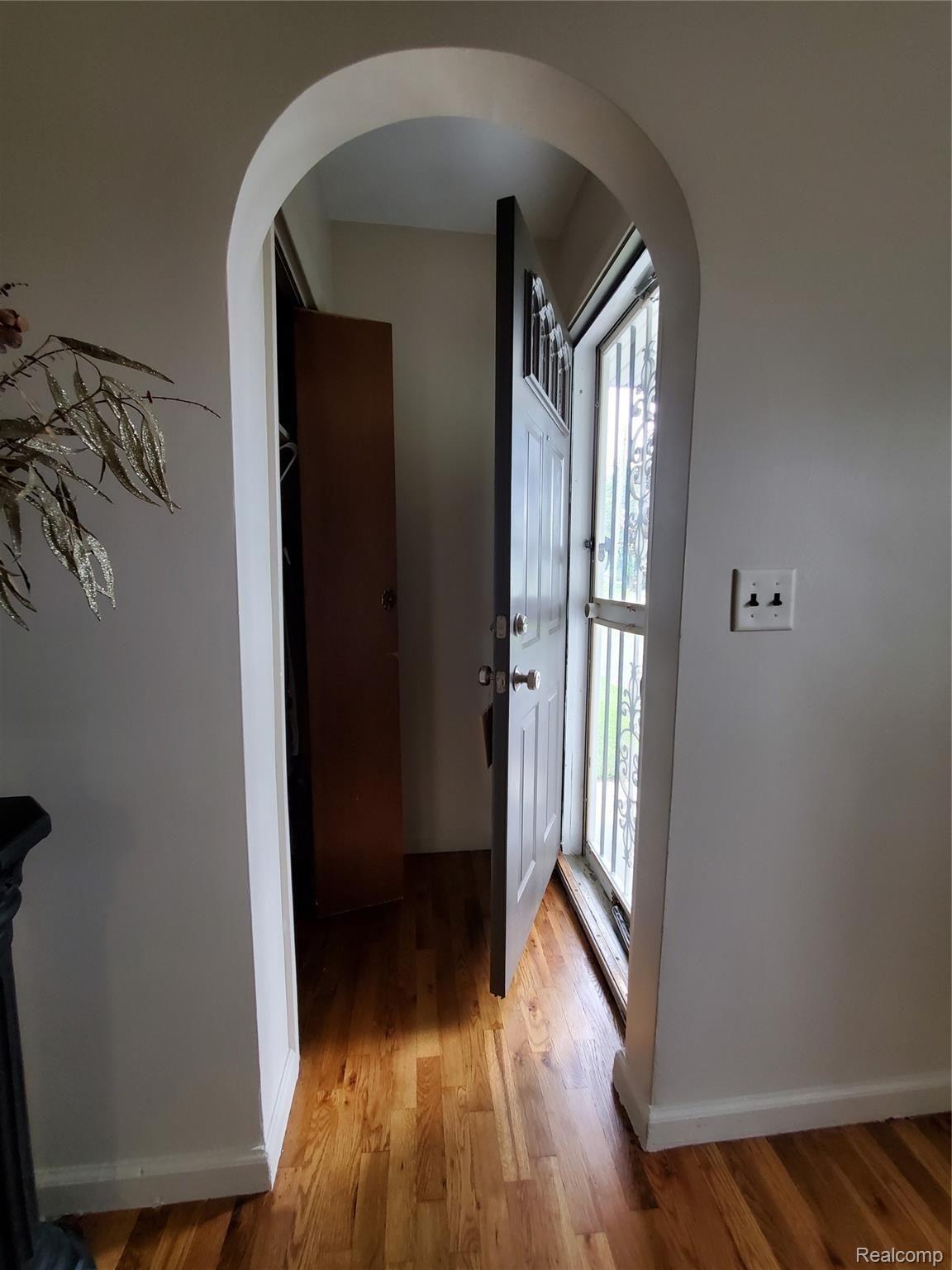 5141 North State Road Davison, MI 48423 - Photo 7 of 36 Entry way - 5141 State Rd. Davison, MI (68)