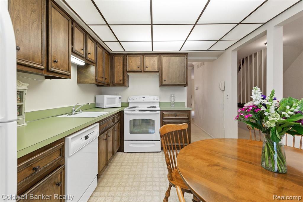 128 Manor Way, Unit 75 Rochester Hills, MI 48309 - Photo 13 of 35