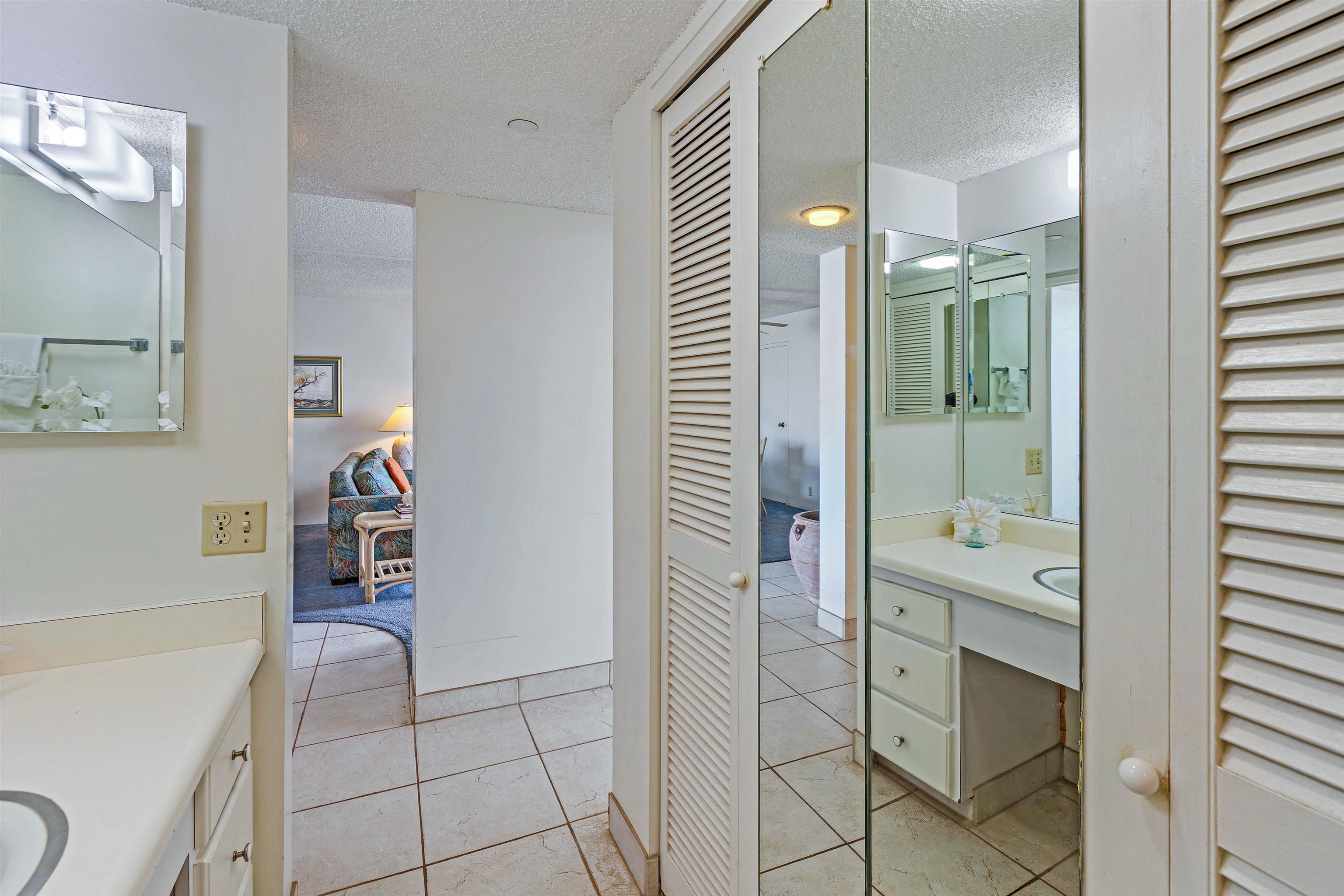 4327 Lower Honoapiilani Road, Unit 808 Lahaina, HI 96761 - Photo 23 of 35 a bathroom with a bathtub a sink and mirrors