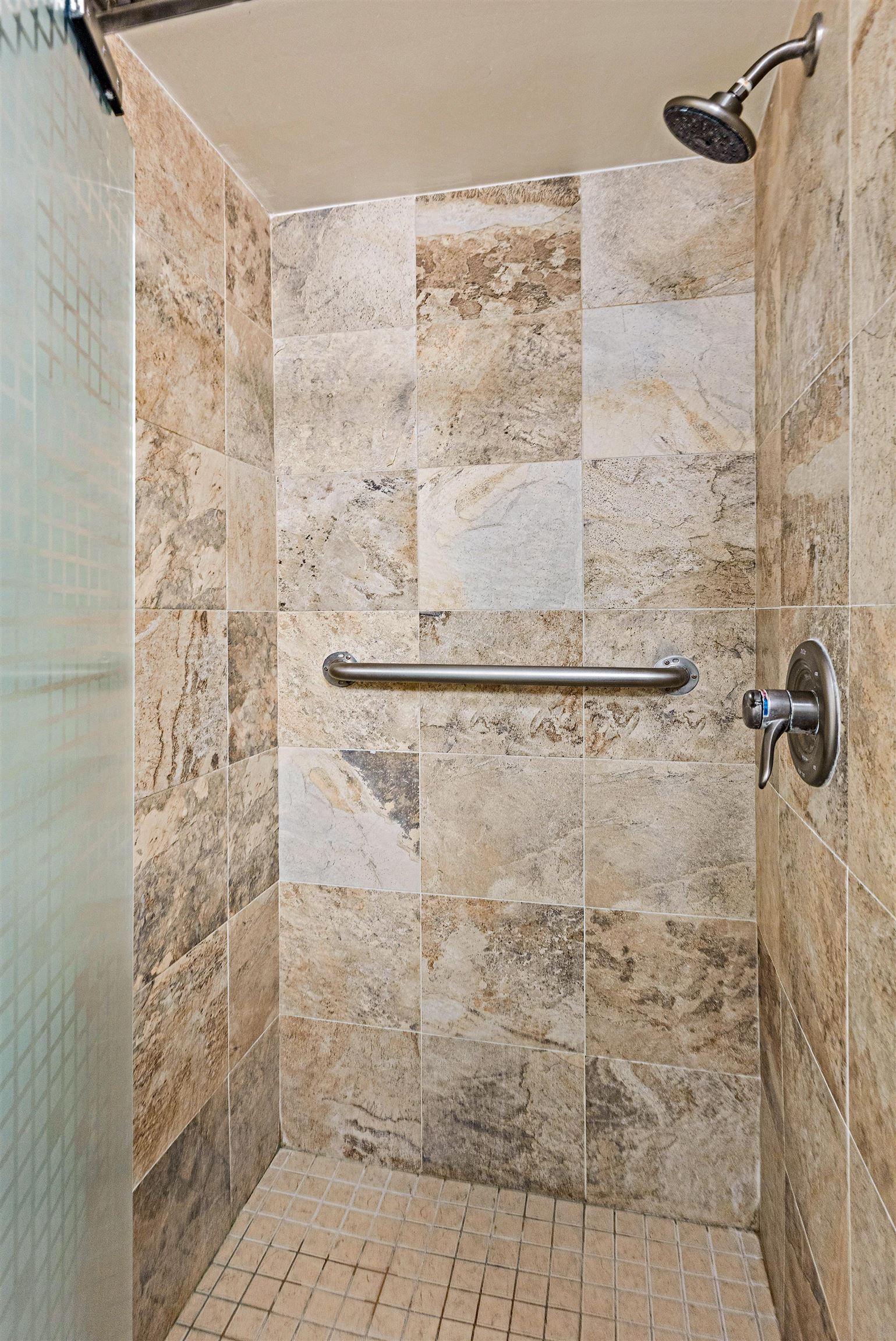 4327 Lower Honoapiilani Road, Unit 808 Lahaina, HI 96761 - Photo 26 of 35 a bathroom with a shower