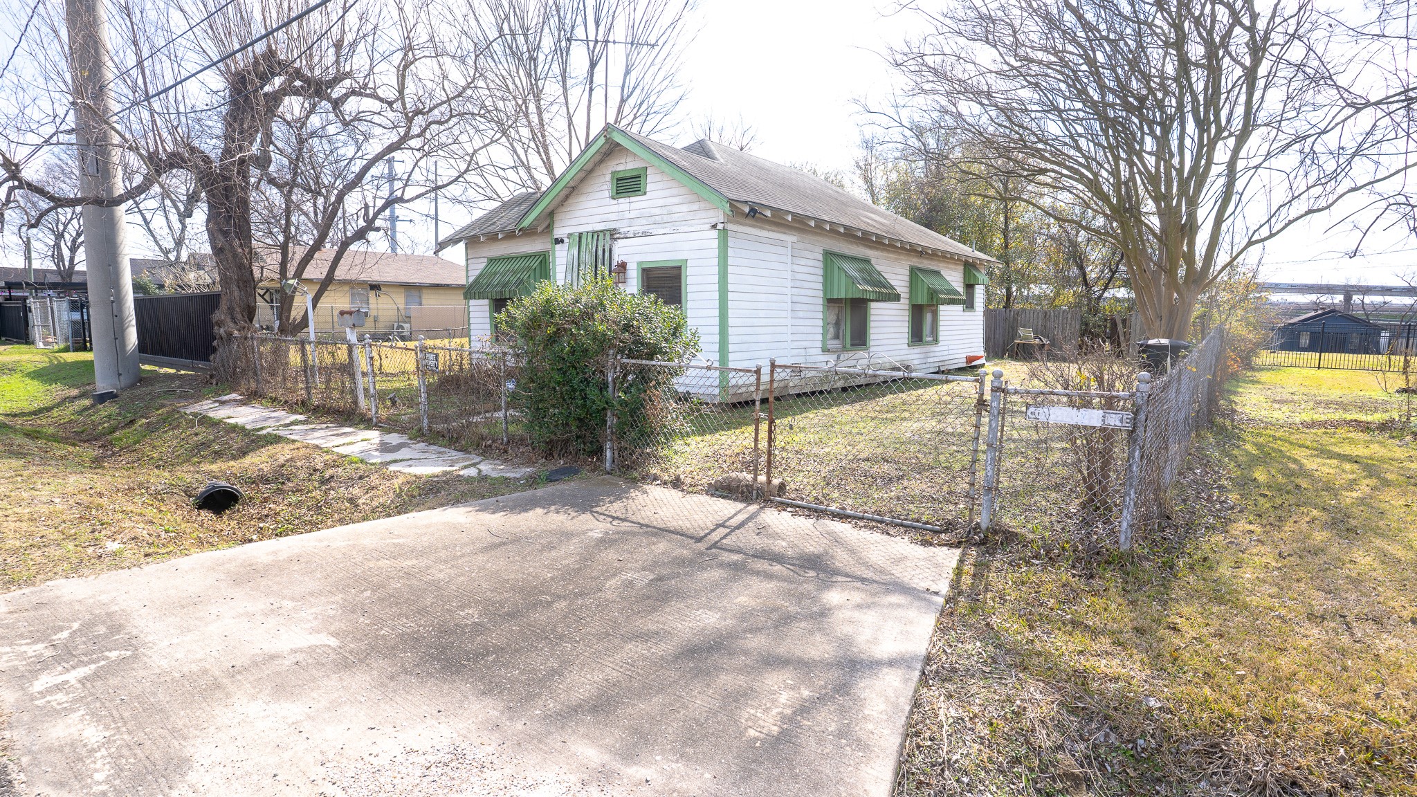 a view of a house with backyard and trees