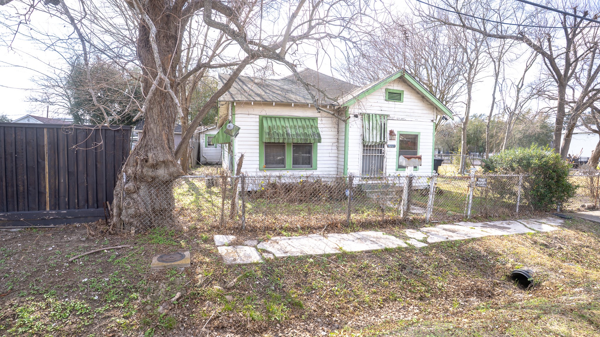 8808 Leander Street Houston, TX 77012 - Photo 2 of 12 front view of a house with a yard