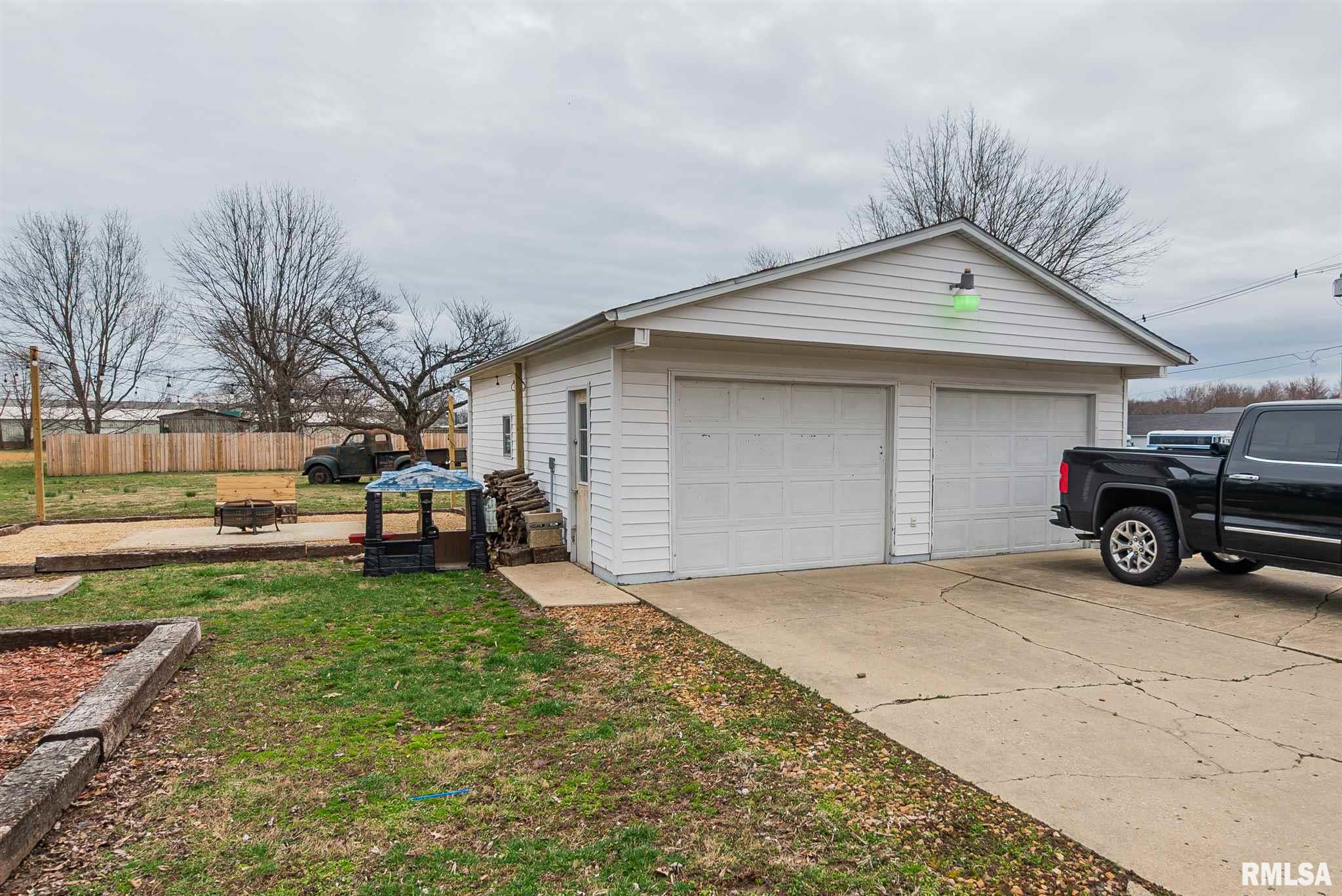 2620 Benton Road Mount Vernon, IL 62864 - Photo 7 of 34 Gallery Image 7