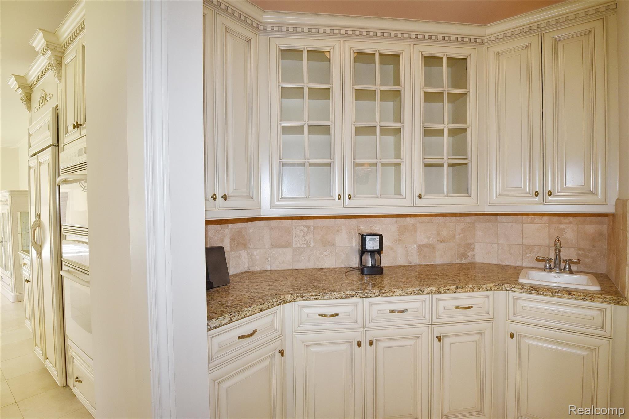 3159 St James Court Rochester, MI 48306 - Photo 11 of 32 Butler's Panty