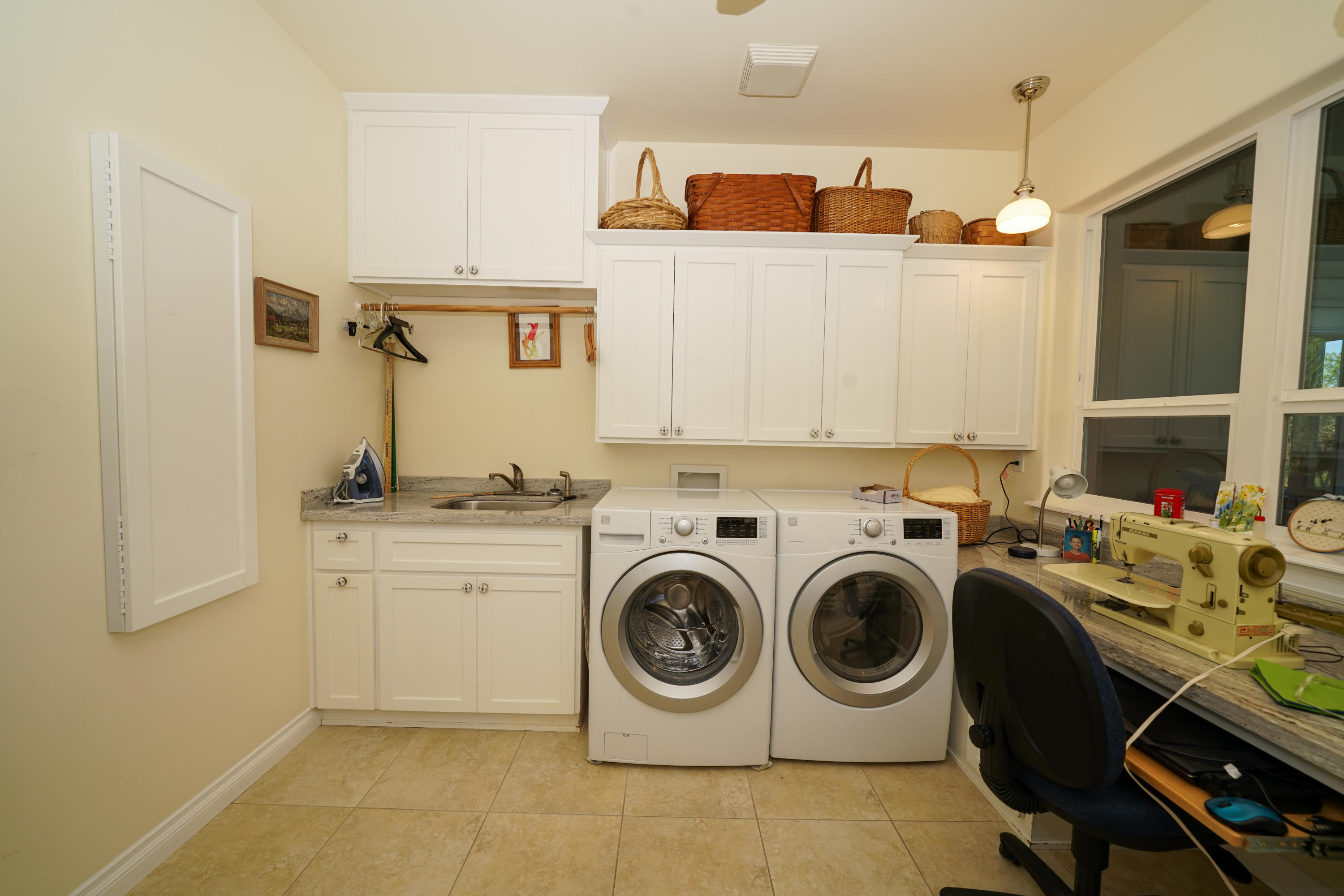 2994 Freeland Road Central Point, OR 97502 - Photo 33 of 66 Laundry Room