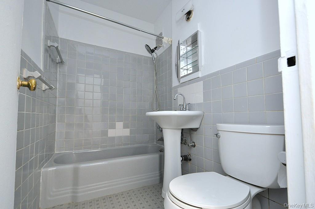 281 Garth Road, Unit B6D Scarsdale, NY 10583 - Photo 16 of 35 Bathroom