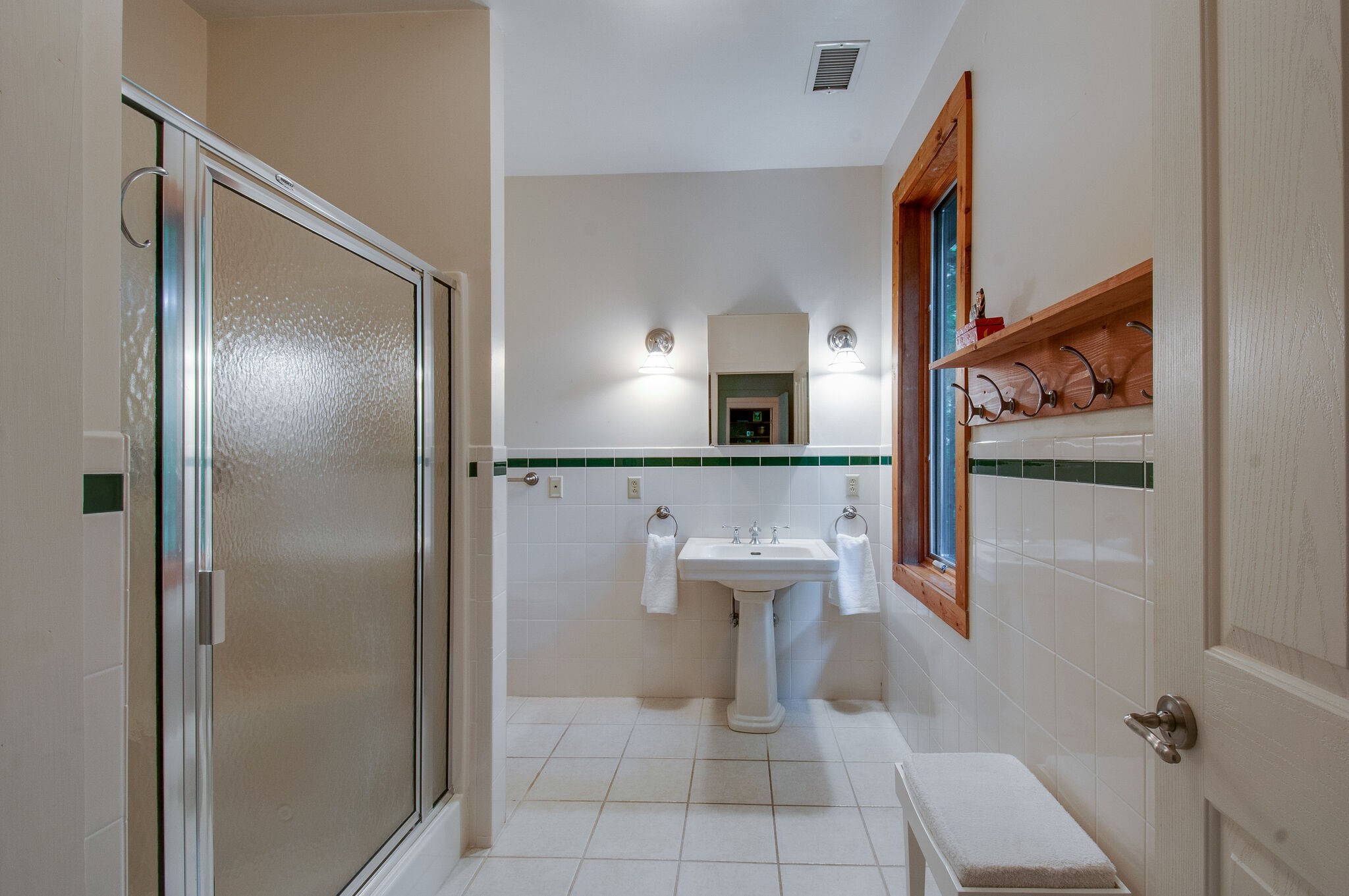 438 Grayson Drive Nashville, TN 37205 - Photo 21 of 36 a bathroom with a sink a toilet and mirror