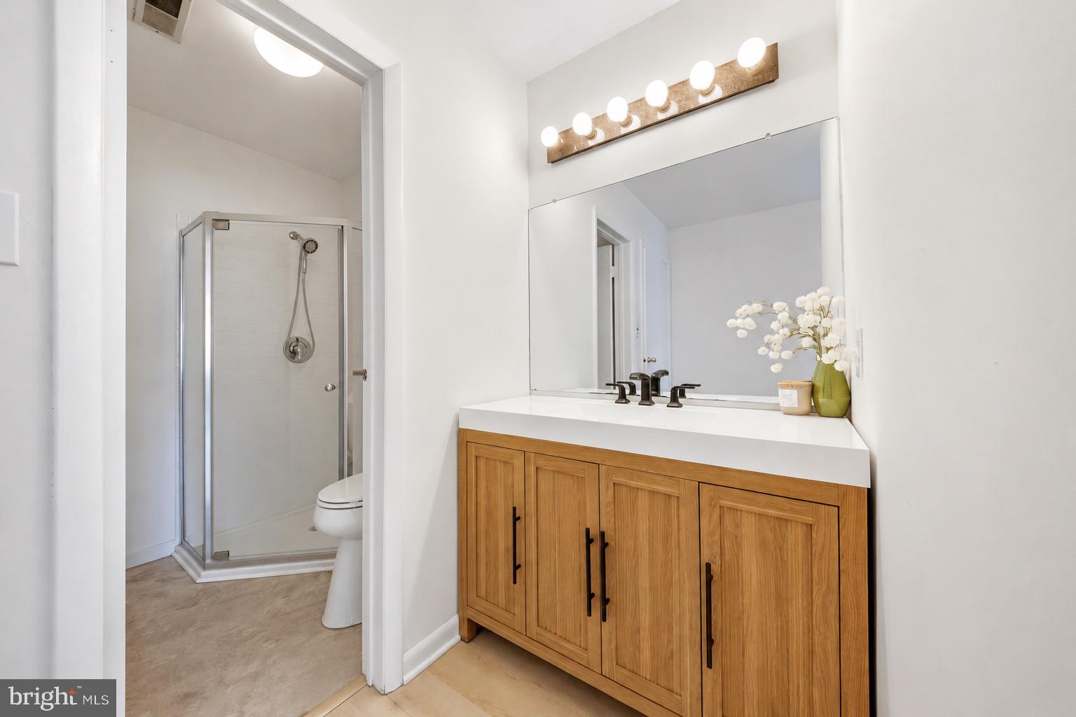 63 Sandra Road Voorhees, NJ 08043 - Photo 30 of 36 Primary En-suite